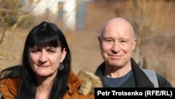 Журналистка Джоанна Лиллис вместе с мужем Полом Бартлеттом. Алматы, 18 февраля 2021 года