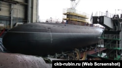 Строительство подводной лодки класса «Варшавянка» на заводе «Адмиралтейские верфи» в Санкт-Петербурге. Скриншот с сайта ckb-rubin.ru