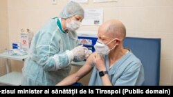 Directorul spitalului din Tiraspol, Igor Tostanovski, primind prima doza a vaccinului AstraZeneca