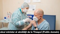 Prima persoană vaccinată anti-Covid în regiunea transnistreană, Igor Tostanovski, directorul Spitalului clinic de la Tiraspol. 