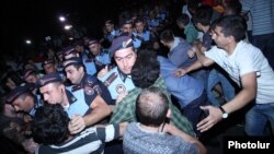 Armenia - Riot police disperse "Electric Yerevan" activists on Marshal Bagramian Avenue, Yerevan, 12 Sep2015.