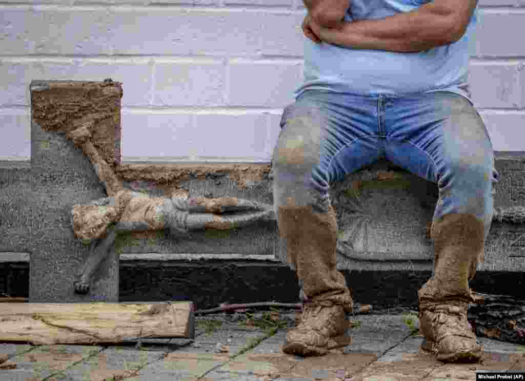 Владелец гостиницы в Инсуле на юге Германии с фигурой Христа, сбитой водой, 15 июля 2021 года