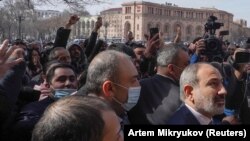 Премьер-министр Армении Никол Пашинян на Площади Республики в Ереване, 25 февраля 2021 г.