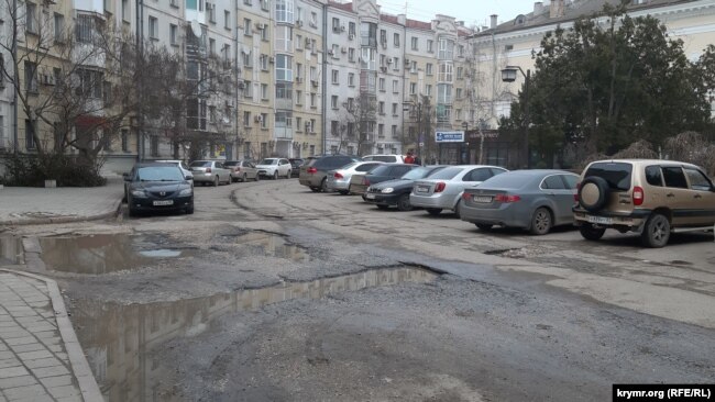 Ямы на дорогах в центре Керчи