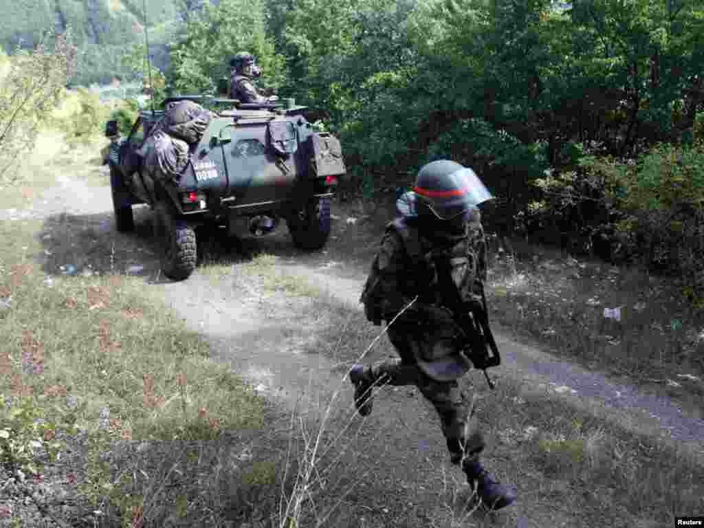 Francuski vojnici KFOR-a patroliraju u blizini sela Zubin, na sjeveru Kosova, 26.07.2011. Foto: Reuters / Marko Đurica 