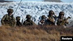 Дански војници на воена вежба. Данските, шведските и норвешките единици на домашната гарда, заедно со германските и француските војници, учествуваа во заеднички воени вежби во Кангерлусуак, Гренланд, на 17 септември 2025 година.