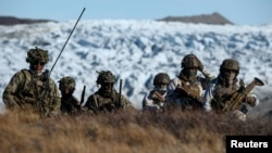 Дански војници на воена вежба. Данските, шведските и норвешките единици на домашната гарда, заедно со германските и француските војници, учествуваа во заеднички воени вежби во Кангерлусуак, Гренланд, на 17 септември 2025 година.