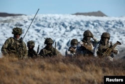 Данські війська практикуються у пошуку потенційних загроз під час військових навчань у Кангерлуссуаку, Гренландія, 17 вересня 2025 року