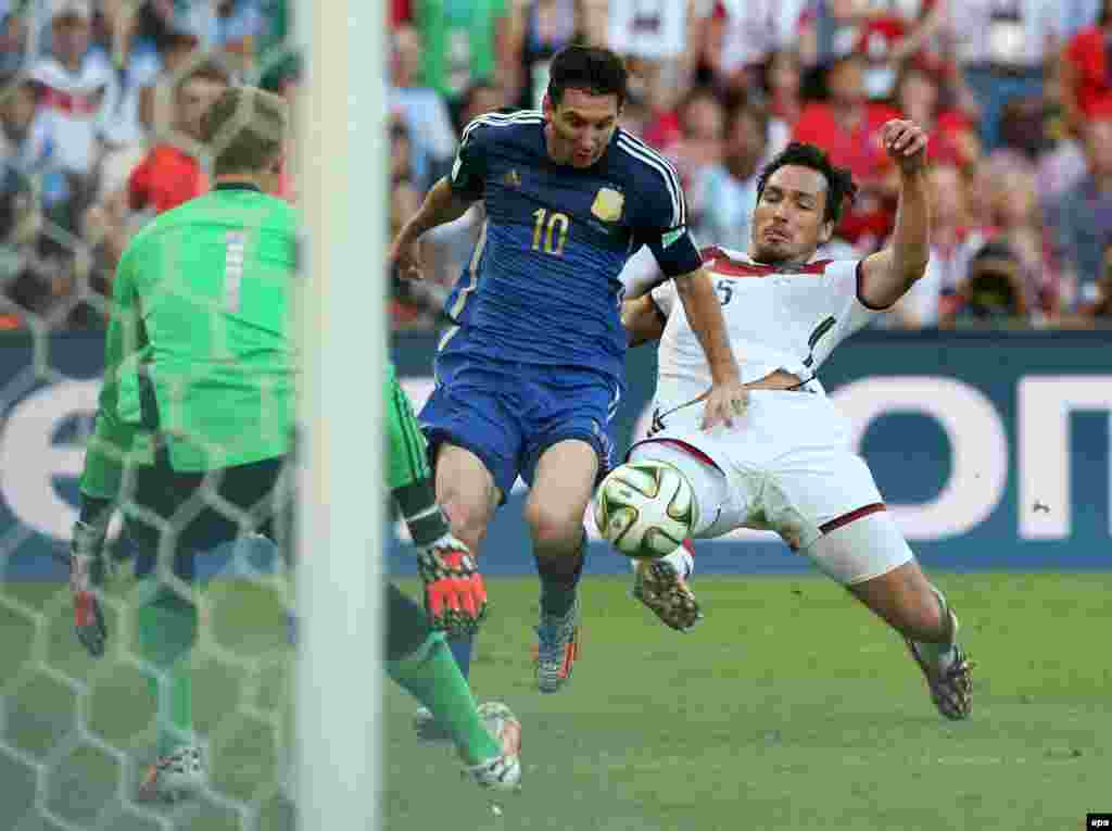 BRAZIL SOCCER FIFA WORLD CUP 2014 -- Mats Hummels (R) of Germany in action with Lionel Messi (C) of Argentina during the FIFA World Cup 2014 final between Germany and Argentina at the Estadio do Maracana in Rio de Janeiro, Brazil, 13 July 2014. 