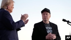 Donald Tramp və İlon Mask seçkiqabağı təşviqat mitinqində. 2024