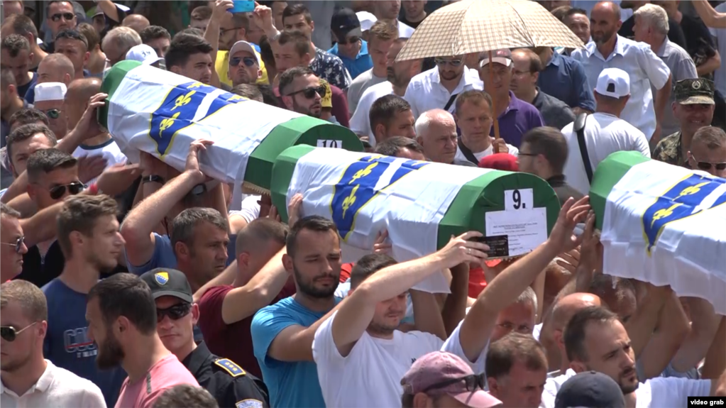 Na poslednjem ukopu žrtava genocida počinjenog u Srebrenici, 11. jula 2021. sahranjeni su pronađeni ostaci još 19 idetifikovanih. 1995. godine ubijeno je više od 8.000 Bošnjaka.