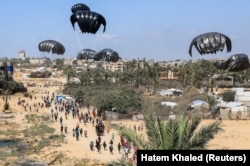Pachete cu ajutoare, aruncate dintr-un avion deasupra Fâșiei Gaza, iulie 2025.