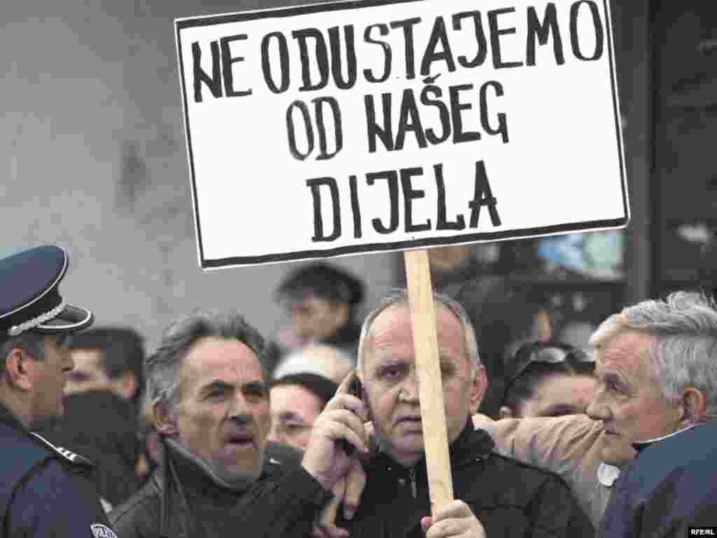 Crna Gora - Protesti radnika - U Podgorici su radnici svojim protestom ispred zgrade Vlade pokazali da ekonomska kriza nije daleko od Crne Gore.