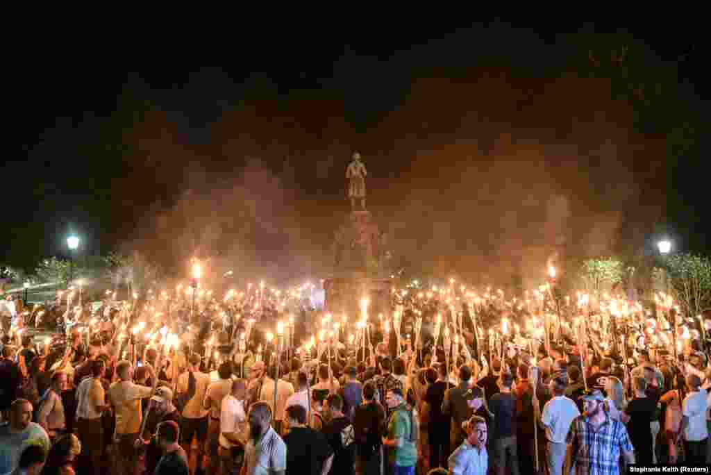 Szélsőjobboldali fáklyás menet a charlottesville-i Lee-szobor körül