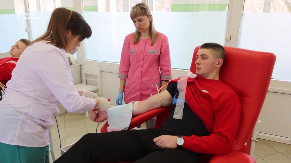 Спортсмены сдают кровь