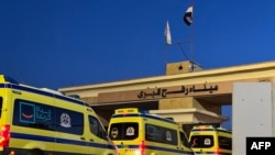 Ambulanca duke pritur në radhë në anën egjiptiane të pikës kufitare në Rafah, në ditën e parë të evakuimit të rreth 50 palestinezëve, më 2 shkurt 2026.