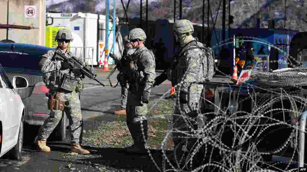Kosovo - Snage KFOR-a na graničnom prelazu Jarinje, 4. decembar 2012. Foto: AFP / Nebojša Marković 
