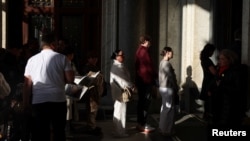 Vjernici posjećuju grob pape Franje u crkve Svete Marije Velike u Rimu, 27. april 2025. 