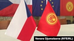 Чехия менен Кыргызстандын желектери