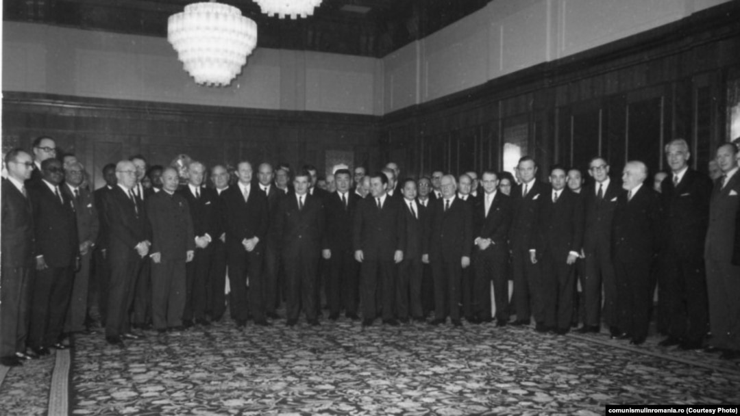30 decembrie 1970. Ceaușescu voia să fie cântat și în 1989 ca „omul care a adus Pomul de Crăciun”, de aceea a alocat o groază de bani pentru sărbători. În fotografie, primește felicitările corpului diplomatic acreditat la București. Sursa: comunismulinromania.ro (MNIR)