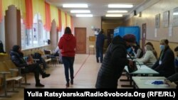 Під час голосування на виборчій дільниці. Дніпро, 22 листопада 20202 року
