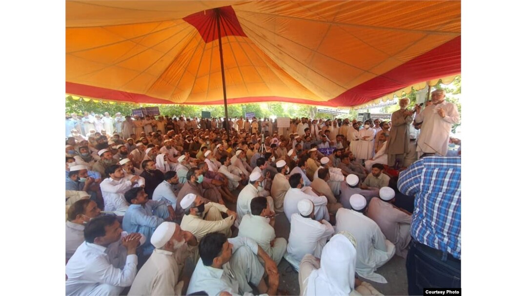 د پوهنتونونو د کارکوونکو یو استازی مظاهرې ته وینا کوي - د ۲۰۲۱ز کال د مې ۲۷مې انځور.