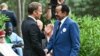 Președintele francez, Emmanuel Macron și omologul său din Camerun, Paul Biya, în timpul ceremoniei de comemorare a 80 de ani de la debarcarea Aliaților din Provence.