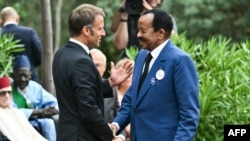 Președintele francez, Emmanuel Macron și omologul său din Camerun, Paul Biya, în timpul ceremoniei de comemorare a 80 de ani de la debarcarea Aliaților din Provence.