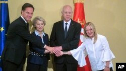 Holandski premijer Mark Rutte, predsjednica Evropske komisije Ursula von der Leyen, predsjednik Tunisa Kais Saied i italijanska premijerka Giorgia Meloni, rukuju se u predsjedničkoj palati u Kartagini, Tunis, 16. juli 2023.
