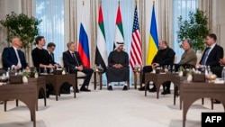 Президент ОАЭ шейх Мухаммед бен Заид Аль Нахайян с главами делегаций России, Украины и США, Абу-Даби, 23 января 2026 года