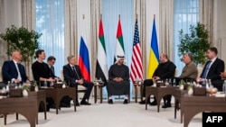 روسي، اوکرایني او امریکايي چارواکي په ابوظبي کې د پرونیو خبرو پرمهال