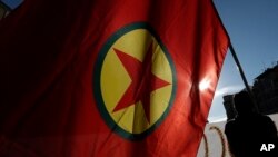 Kurdski aktivista sa zastavom u Turskoj zabranjene Kurdistanske radničke partije (PKK)