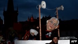 Мілош Земан через його проросійські заяви нерідко стає об’єктом критики й висміювання, фото 17 листопада 2015 року, на 26-у річницю Оксамитової революції