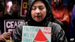 Një grua gjatë një proteste në Los Angjelos, ku u kërkua armëpushim në Gazë. 15 nëntor 2023. 