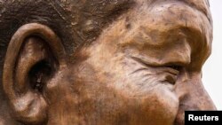 Фрагмэнт 9-мэтровай бронзавай статуі Нэльсана Мандэлы