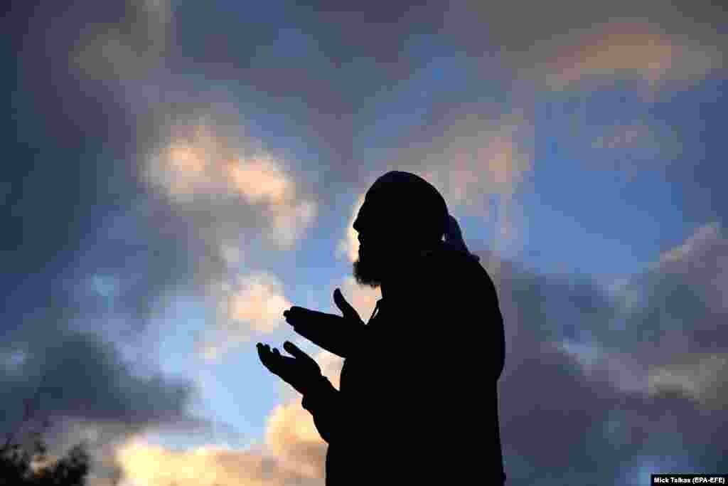 A mufti leads evening prayers in front of a makeshift memorial at the Al-Noor Mosque in Christchurch, New Zealand, where a mass shooting claimed 50 lives earlier this month. (epa-EFE/Mick Tsikas)