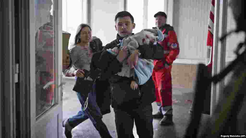 Marina Jatsko trči u bolnicu iza svog dečka Fedira, noseći svog 18-mesečnog sina Kirila, koji je pogođen tokom granatiranja Mariupolja 4. marta 2022. Kirilo nije preživeo. &nbsp;