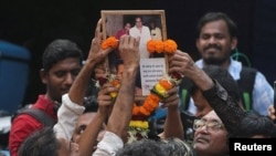 هواداران درمندرا در بمبئی پس از اعلام خبر درگذشت او در روز سوم آذر