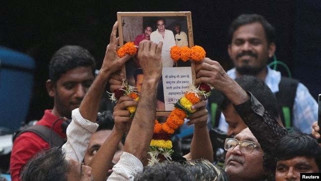 هواداران درمندرا در بمبئی پس از اعلام خبر درگذشت او در روز سوم آذر