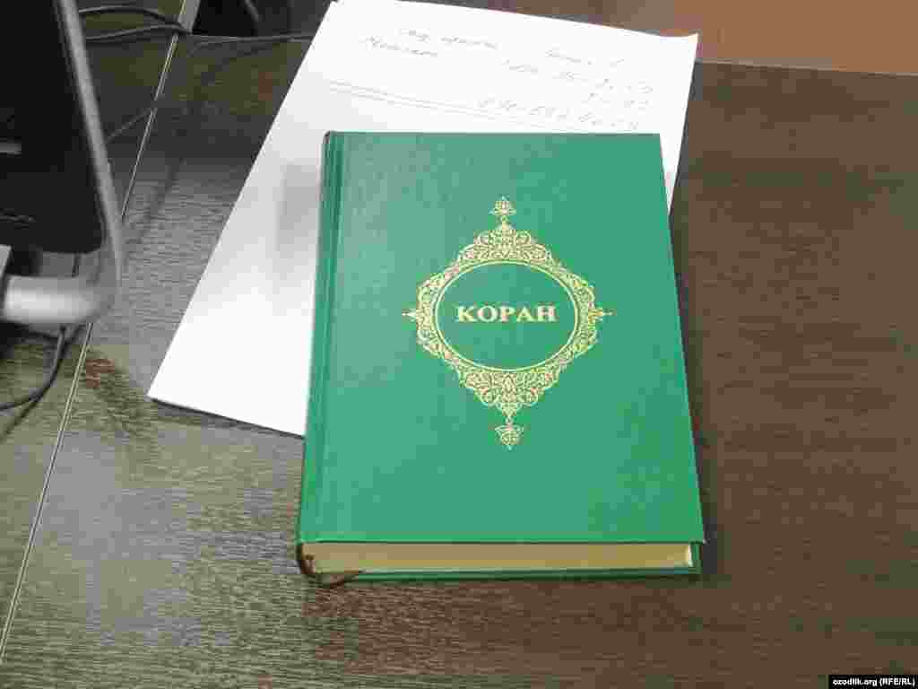 АЛ РТВ стусияси ичидаги иш столи устида Қуръони Карим. 