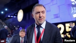 Russian billionaire Oleg Deripaska warned that that Russia's government policies are hurting the financial environment.