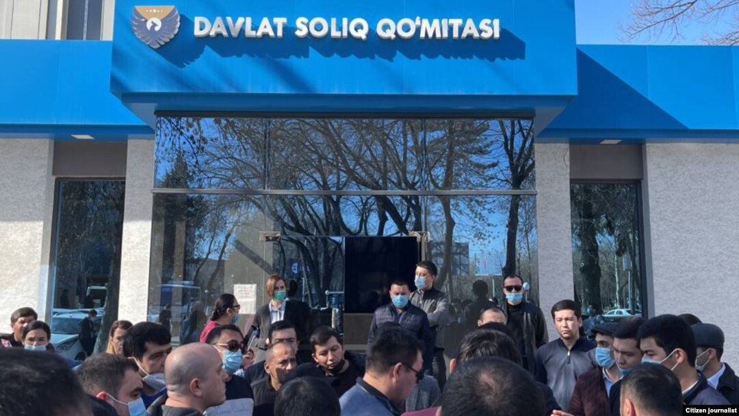 16 февраль куни Тошкентда 300 га яқин тадбиркор музлатиб қўйилган банк ҳисобларини очиш, ноҳалол контрагентлар тўламаган ҚҚСни улардан ундиришни тўхтатиш талаби билан Давлат солиқ қўмитасига борган.