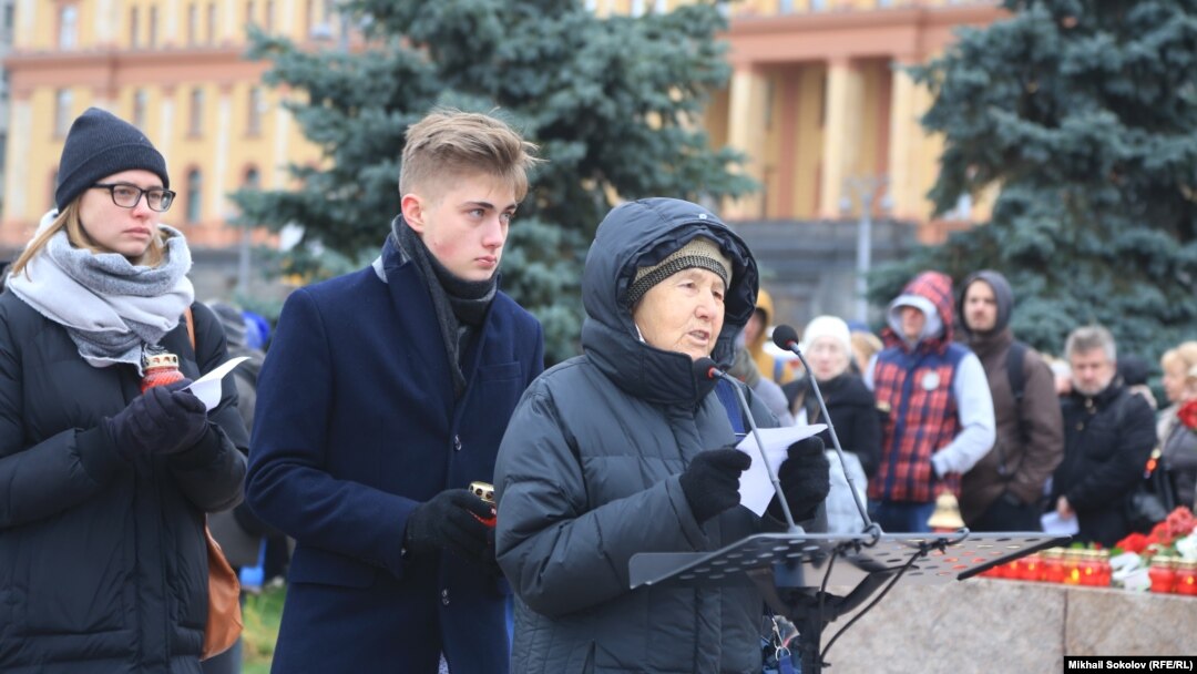 "Возвращение имен". У микрофона Ирина Шляпникова – дочь расстрелянного в 1937 г. лидера "Рабочей оппозиции" Александра Шляпникова. За отца Ирина после ареста была отправлена МГБ на 4 года в ссылку в Сибирь, мать отсидела в лагере 8 лет, оба ее брата были посажены в концлагеря и провели 5 и 6 лет в Воркутлаге