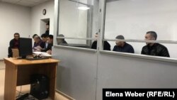 Подсудимые по делу об убийстве охотинспектора Ерлана Нургалиева и о незаконной охоте и их адвокаты. Караганда, 31 октября 2019 года.