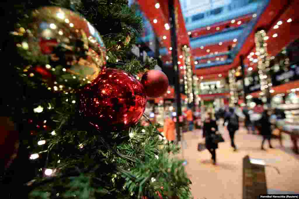 Një pemë e Krishtlindjes e vendosur në një qendër tregtare në Berlin, të Gjermanisë më 23 dhjetor.&nbsp; 