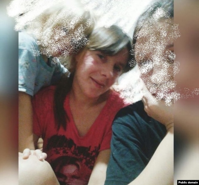 Olesya Larina, e vrarë nga një ushtar rus, me vajzat e saj më të vogla dhe më të mëdha