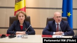 Zinaida Greceanîi și Pavel Filip, după semnarea acordului în Parlament