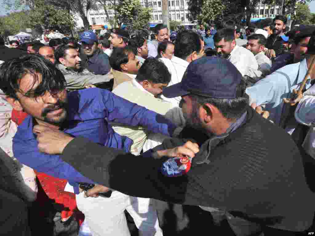 Pakistan - Protesti - Pakistanska policija je uhapsila oko 30 parlamentaraca u provinciji Punjab za vrijeme protesta u povodu zabrane oporbenom lideru da se pojavi na izbornim listićima. 