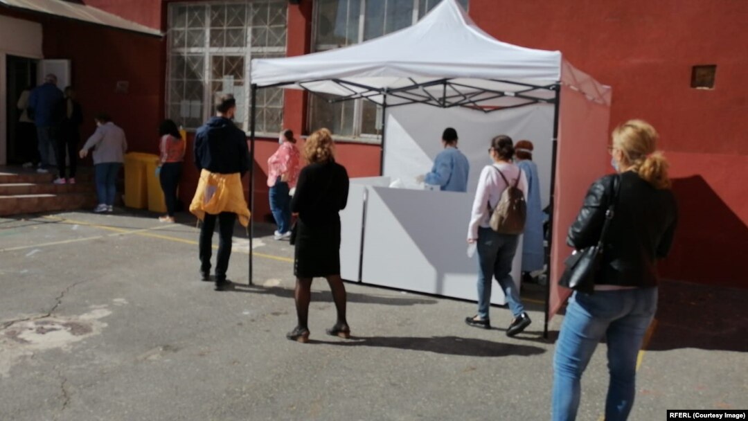 Coadă la vot la o școală din București