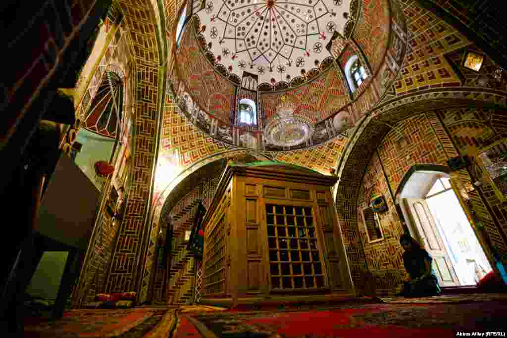 Kompleksin özəyini təşkil edən türbənin içərisində ziyarət obyekti olan bir qəbir var. Qəbrin üstü sənduqə formasında olub gəclə örtülmüş, üzərinə qara örtük salınmışdır. Zəvvarlar qəbri ziyarət edir, nəzir verir, qurban kəsirlər.